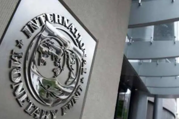 Fachada da sede do FMI em Washington: para a zona do euro, o órgão prevê retrocesso de sua economia de 0,5% em 2012 (Saul Loeb/AFP)
