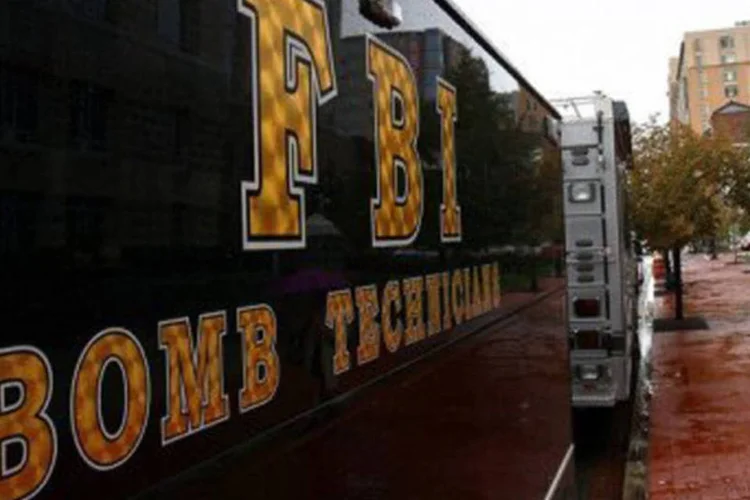 
	Ve&iacute;culo do FBI &eacute; estacionado em frente a um pr&eacute;dio da institui&ccedil;&atilde;o: o FBI foi alvo de duras cr&iacute;ticas por n&atilde;o detectar o tiroteio em um cinema do Colorado que deixou 12 mortos&nbsp;
 (Win McNamee/Getty Images/AFP)