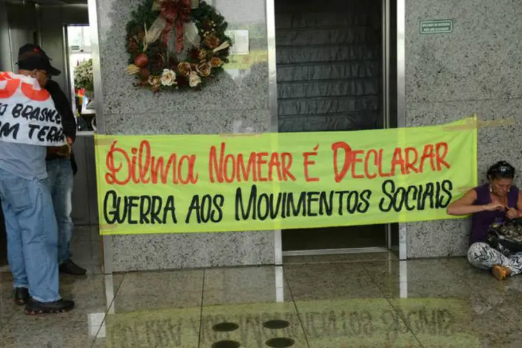Frente Nacional de Luta: cerca de 50 pessoas permaneceram no edifício da CNA desde as 11h30 (Wilson Dias/Agência Brasil)
