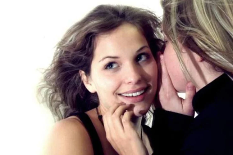 mulheres fofocando (Stock.xchng)