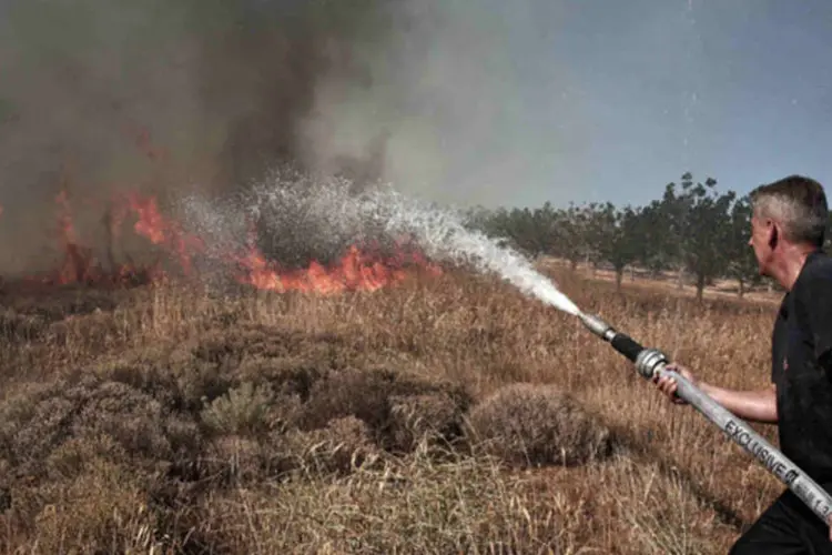 Incêndio: cerca de 50 a 60 pessoas foram retiradas de suas casas de férias na região, de acordo com um oficial da polícia (Yorgos Karahalis/Reuters)