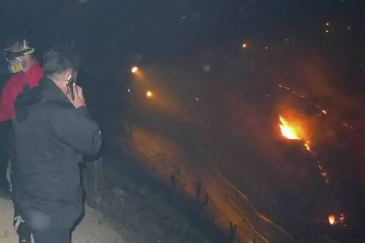 Oficiais da Coreia do Sul observam fogo na área que separa a Coreia do Norte da Coreia do Sul (Reuters)