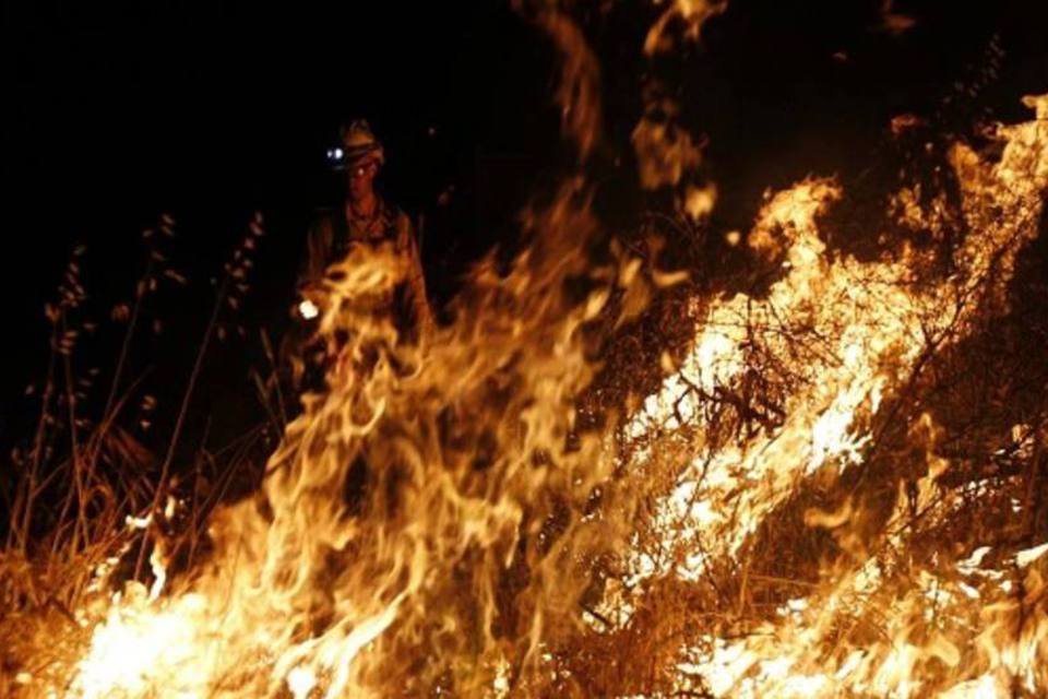 Bombeiros lutam contra violento incêndio na Califórnia