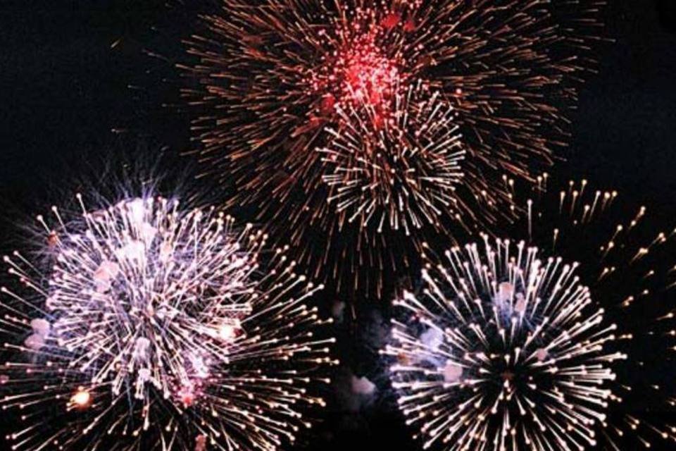 Taiwan comemora o fim do Ano Novo lunar lançando fogos de artifício para divindade