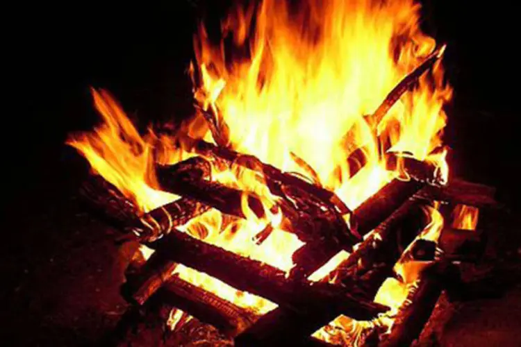 
	Fogueira: o estudo apontou que a queima de biomassa em fornos de pizzaria na cidade de S&atilde;o Paulo representa uma fonte de polui&ccedil;&atilde;o do ar
 (André Koehne/Wikimedia Commons)
