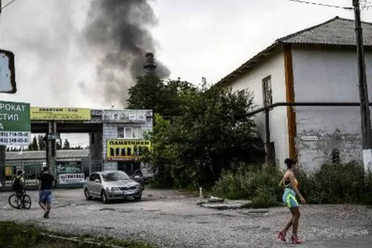 Foguete atinge fábrica em Donetsk: Ucrânia adotará ainda sanções individuais (Bulent Kilic/AFP)