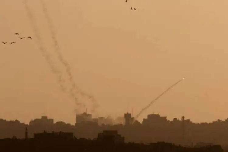 
	Foguete disparado contra Israel: dois civis israelenses morreram desde 8 de julho
 (Menahem Kahana/AFP)