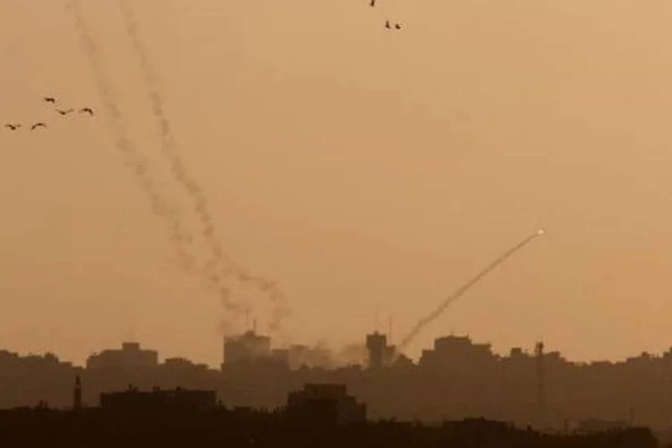 
	Foguete disparado da Faixa de Gaza contra Israel: rumores apontam uma poss&iacute;vel retomada de negocia&ccedil;&otilde;es
 (Menahem Kahana/AFP)