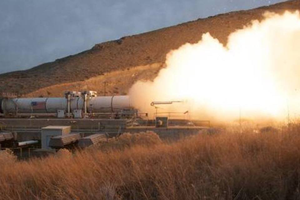 Nasa faz teste de poderoso foguete que viajará para Marte