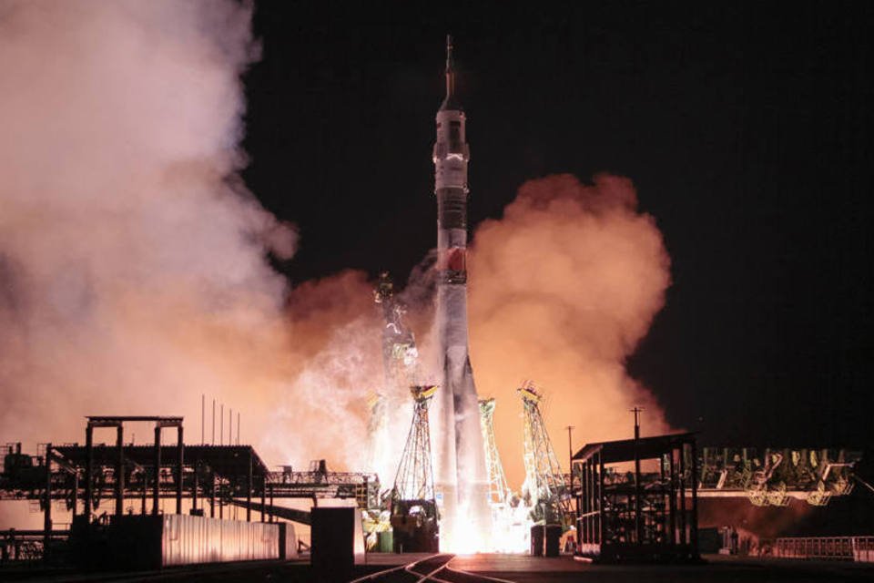 Foguete Soyuz decola com dois novos satélites
