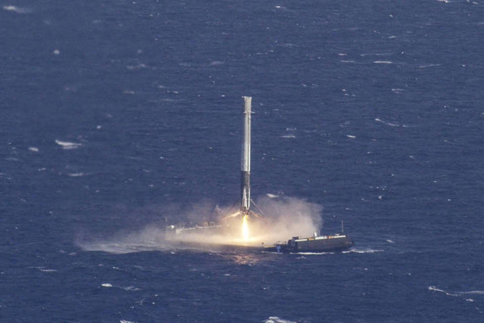 SpaceX envia cápsula à ISS e consegue pousar foguete no mar