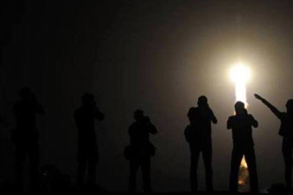 Foguete Soyuz leva tripulação internacional para a ISS