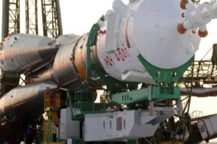 Foguete russo Souyz é preparado para o lançamento em 19 de dezembro de 2001, em Baikonur, Cazaquistão (AFP/Arquivo / Kirill Kudryavtsev)