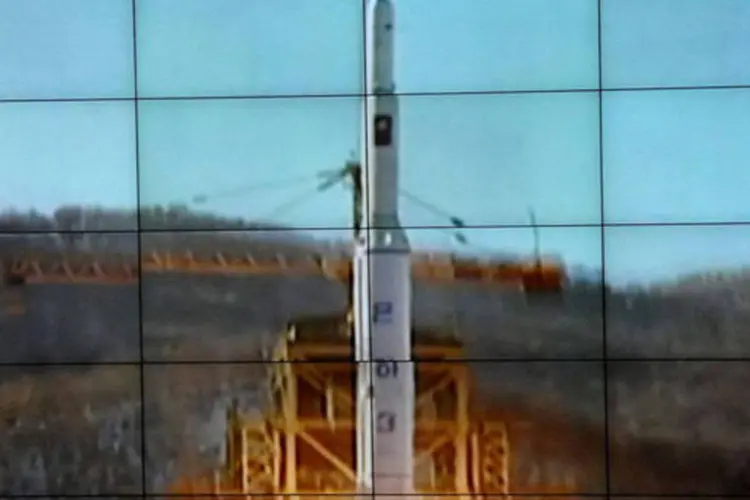 
	Imagem do foguete Unha-3 em 12 de dezembro na Coreia do Norte: o pa&iacute;s disse que o lan&ccedil;amento desta quarta-feira colocou de forma bem-sucedida um sat&eacute;lite em &oacute;rbita
 (Kns/AFP)