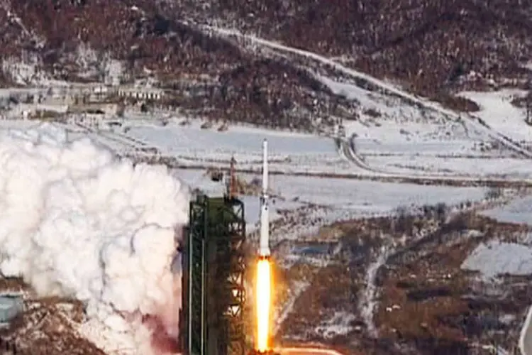 
	Lan&ccedil;amento do foguete Unha-3 pela Coreia do Norte: Pyongyang, por sua vez, anunciou que o lan&ccedil;amento foi puramente cient&iacute;fico (REUTERS / KCNA)