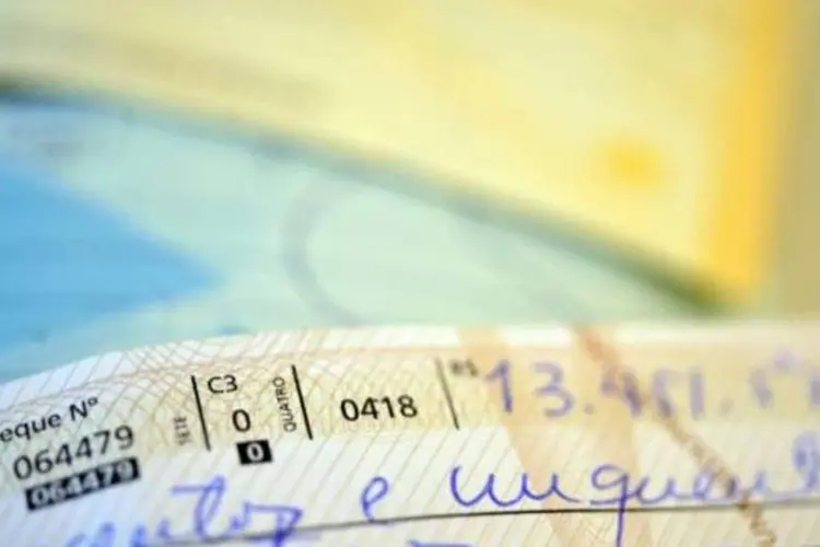 Para economistas da Serasa Experian, a entrada do décimo terceiro explica a queda na inadimplência de cheques (Arquivo/Agência Brasil)