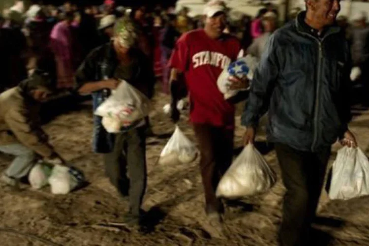 Membros da comunidade indígena raramuri recolhem ajuda humanitária: essa etnia de Chihuahua sofre todos os anos com a falta de alimentos
 (Yuri Cortez/AFP)
