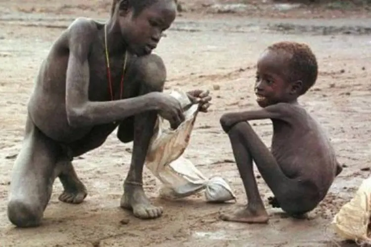 Meninos famintos em vilarejo no Sudão: ONU vai rever normas sobre direitos humanos (Alessandro Abonizzio/AFP)