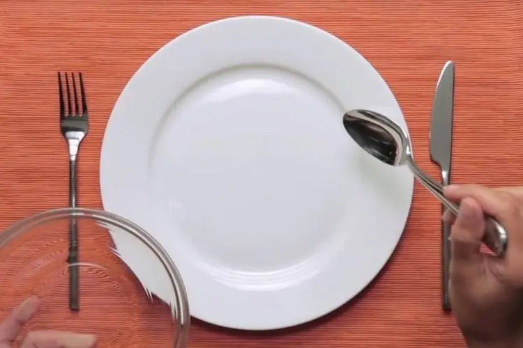 Campanha: com o mote “Um prato vazio significa um estomago vazio”, a campanha faz um apelo para que o público pense sobre o combate à fome (Reprodução/Youtube/Reprodução)