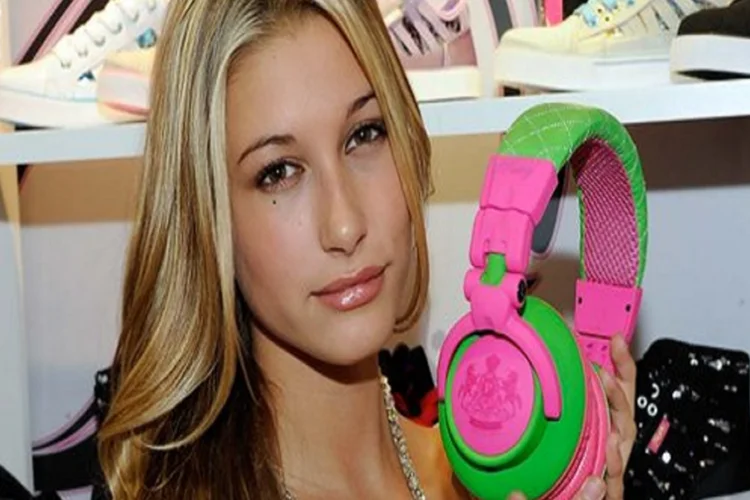 A atriz e dançarina Hailey Baldwin com fones da Pastry em Las Vegas (Getty Images)