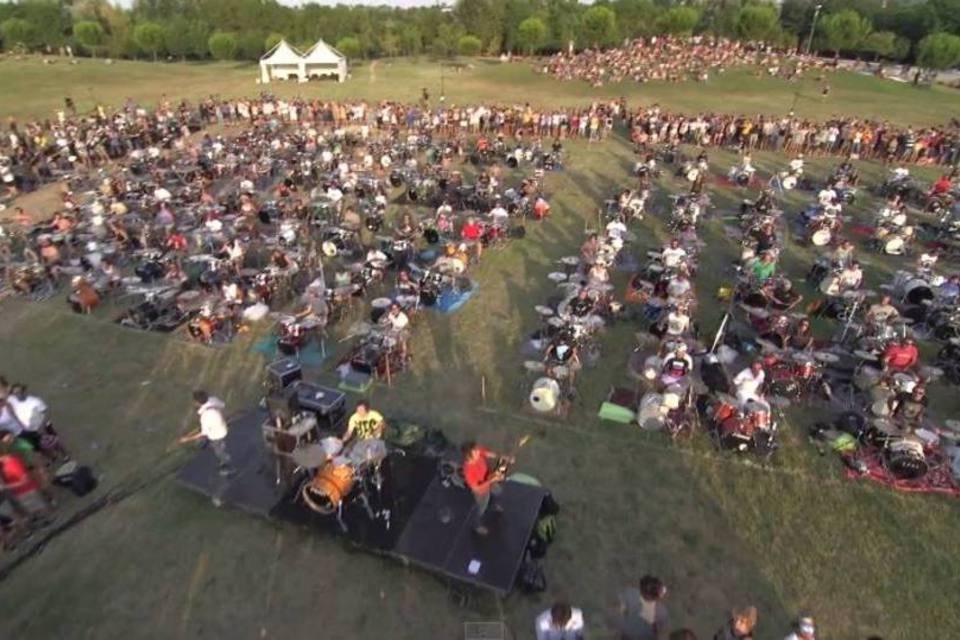 Músicos tocam "Learn To Fly" para pedir show do Foo Fighters