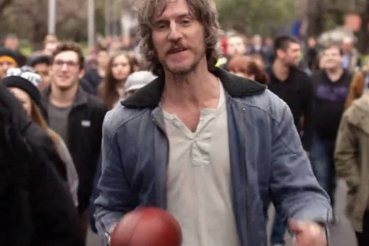 Trecho de vídeo da AFL: ele é uma espécie de declaração de amor a um esporte, destacando a grandeza dos personagens que fazem parte desta jornada metafórica (Reprodução)