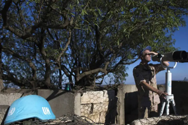 Membro de força de paz da ONU nas Colinas de Golã, na fronteira com a Síria (Ronen Zvulun/Reuters)