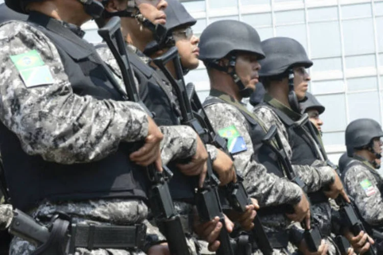
	Soldados da For&ccedil;a Nacional: as equipes da For&ccedil;a Nacional v&atilde;o apoiar o trabalho do Departamento de Pol&iacute;cia Rodovi&aacute;ria Federal
 (Antônio Cruz/ABr)