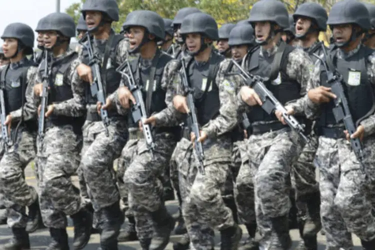 Soldados da Força Nacional de Segurança Pública, que foram acionados em Pernambuco devido à greve da Polícia Militar (Antônio Cruz/ABr)