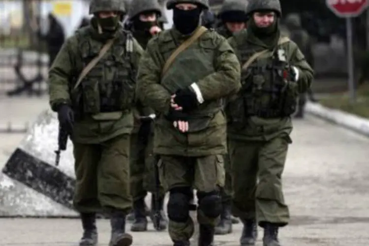 
	Homens armados, supostamente pertencentes &agrave;s for&ccedil;as russas, na Crimeia
 (Dimitar Dilkoff/AFP)