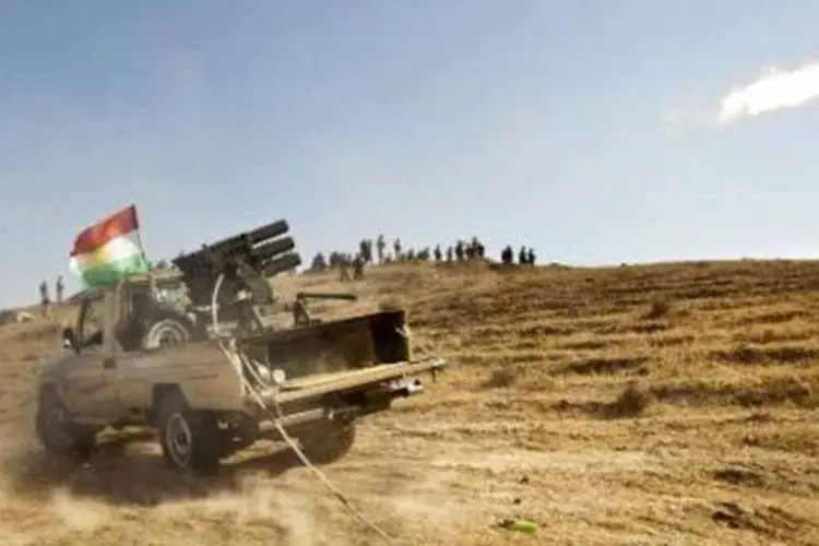 
	For&ccedil;as curdas atiram m&iacute;sseis durante confrontos com militantes do Estado Isl&acirc;mico
 (AFP)