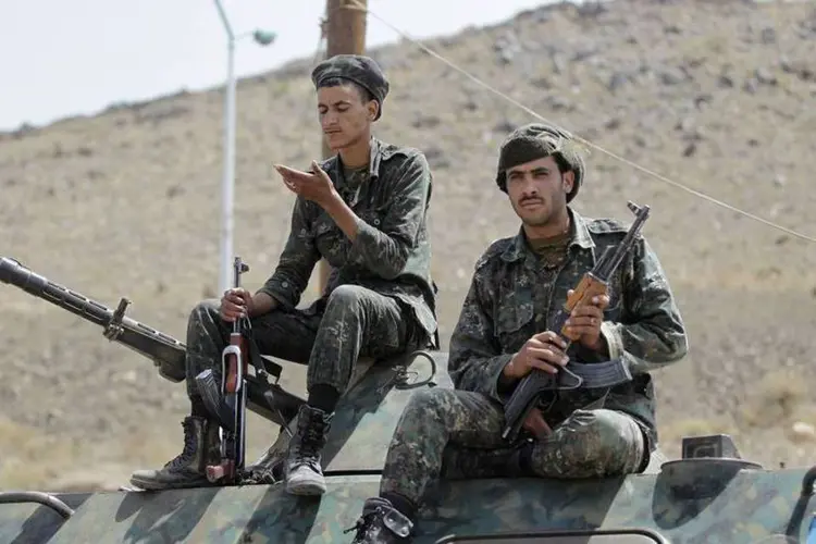 
	For&ccedil;as de seguran&ccedil;a do I&ecirc;men montam guarda em uma base militar na cidade de Sanaa
 (Khaled Abdullah/Reuters)