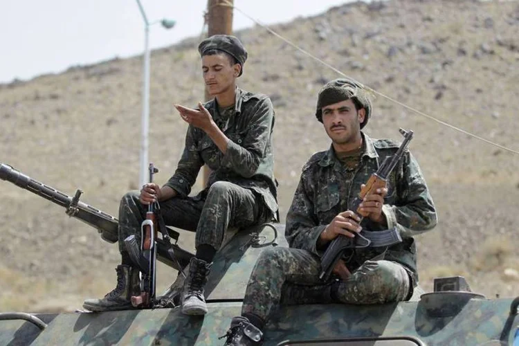 
	For&ccedil;as de seguran&ccedil;a do I&ecirc;men montam guarda em uma base militar na cidade de Sana
 (Khaled Abdullah/Reuters)