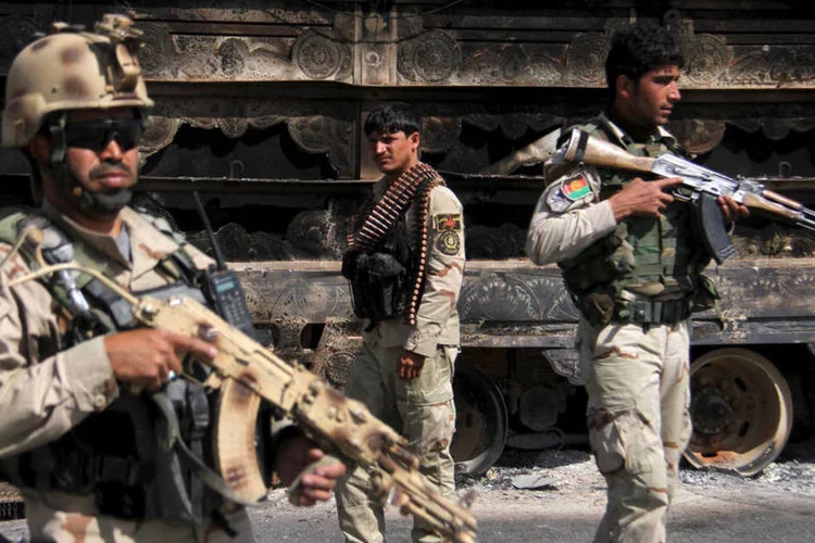 
	For&ccedil;as afeg&atilde;s em estrada fechada por talib&atilde;s em Ghazni: &quot;Infelizmente, a estrada permanece cortada pelo terceiro dia, mas as tropas lan&ccedil;aram opera&ccedil;&otilde;es militares para tentar reabri-la&quot;
 (Reuters / Stringer)