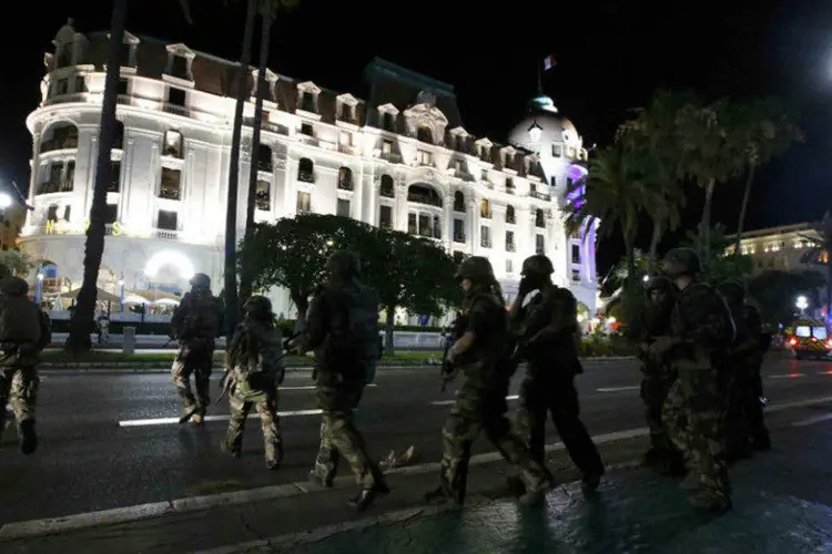 
	For&ccedil;as de seguran&ccedil;a em Nice, Fran&ccedil;a, ap&oacute;s ataque com caminh&atilde;o: atentado matou dezenas de pessoas e deixou mais de 100 feridas
 (Eric Gaillard/Reuters)