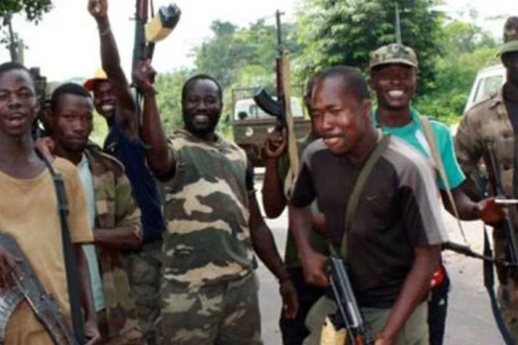 Forças pró-Ouattara na Costa do Marfim: milícia de Gbagbo tenta retomar controle (Zoom Dosso/AFP)