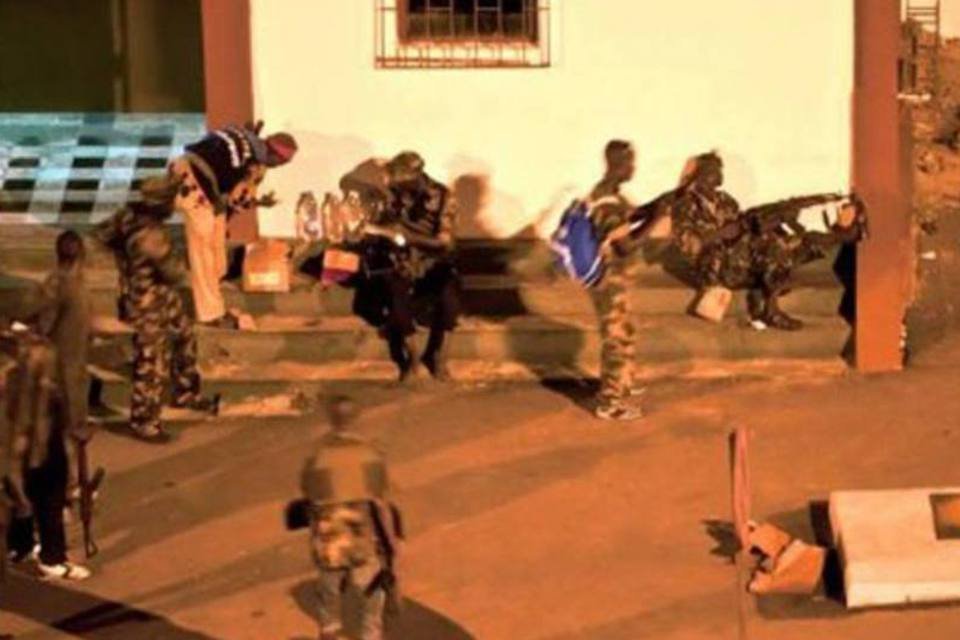 Costa do Marfim: 500 refugiados em acampamento francês