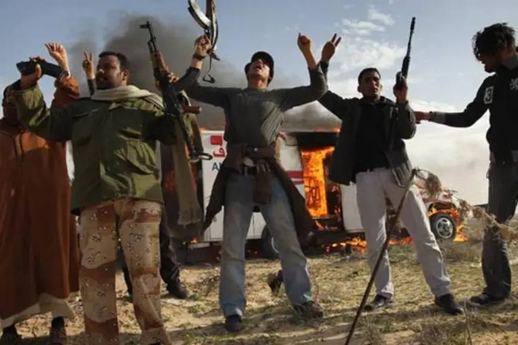 Forças rebeldes comemoram em Braga, na Líbia: bombas teriam caído perto de um hospital (John Moore/Getty Images)