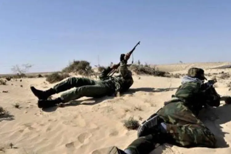 Rebeldes líbios perto de Brega: governo quer afastar resistência da reconstrução do país (Aris Messinis/AFP)