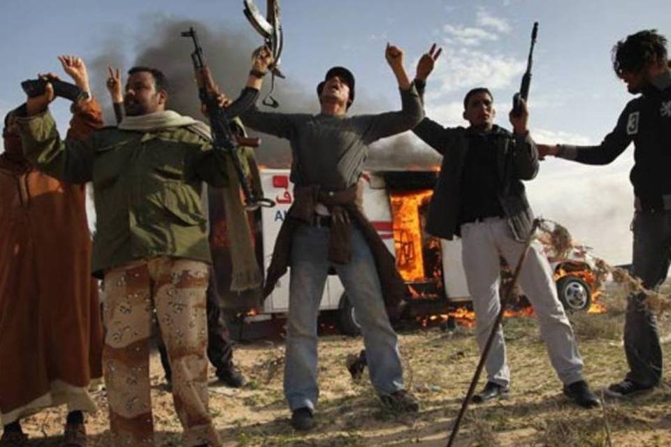 Rebeldes avançam em direção ao oeste da Líbia