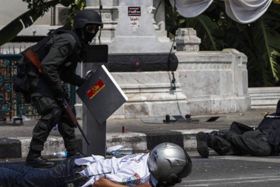 Soldados impedem protestos contra junta militar na Tailândia