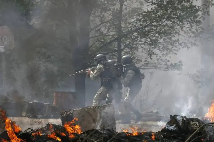 
	For&ccedil;as de seguran&ccedil;a ucranianas em Slaviansk: segundo ministro de Rela&ccedil;&otilde;es Exteriores da Ucr&acirc;nia, anexa&ccedil;&atilde;o da pen&iacute;nsula da Crimeia serviu de li&ccedil;&atilde;o para o pa&iacute;s
 (Gleb Garanich/Reuters)