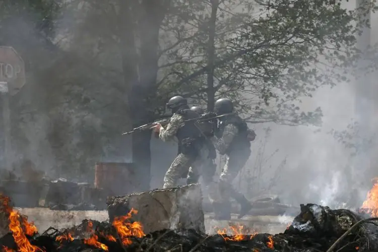 Forças de segurança ucranianas em Slaviansk: governo destruiu três postos de controle de militantes a nordeste do centro da cidade (Gleb Garanich/Reuters)