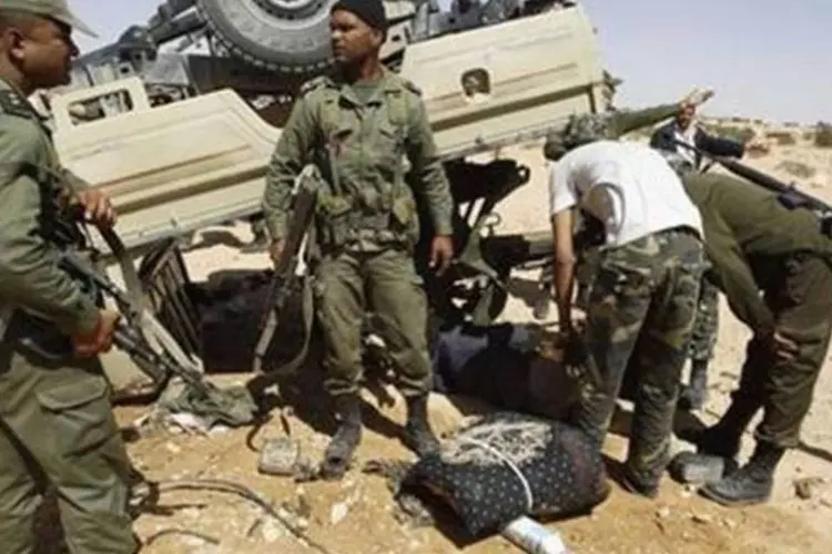 Forças fiéis ao Kadafi adentraram a vizinha Tunísia e travaram um combate armado com tropas tunisianas em uma cidade fronteiriça (Zoubei Souissi/Reuters)