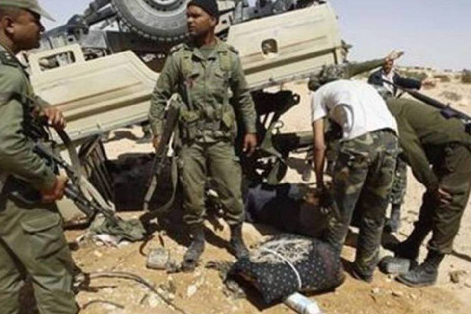 Forças fiéis ao Kadafi adentraram a vizinha Tunísia e travaram um combate armado com tropas tunisianas em uma cidade fronteiriça (Zoubei Souissi/Reuters)