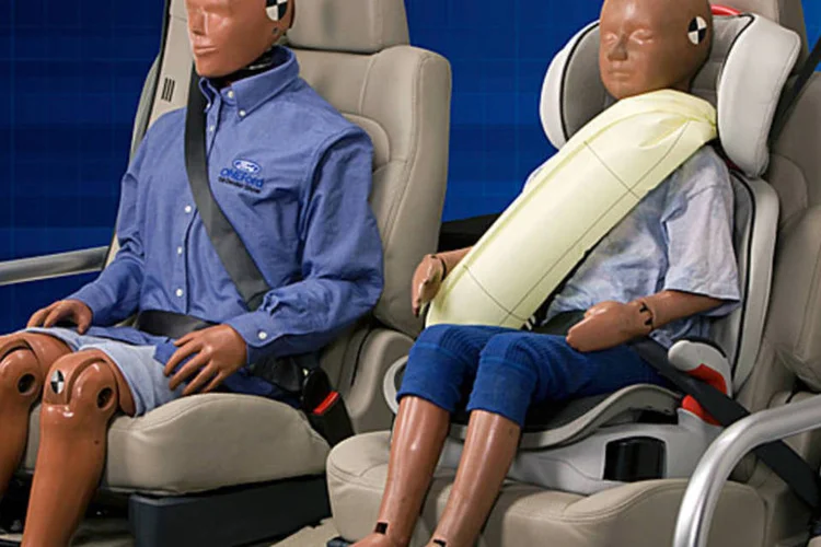 Foto mostrando o cinto de segurança inflável da Ford (Divulgação/Ford)