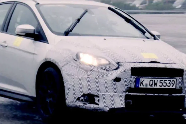 Focus RS 2016: hatch ainda apresenta camuflagens nos para-choques (Reprodução/YouTube/Ford Europe)