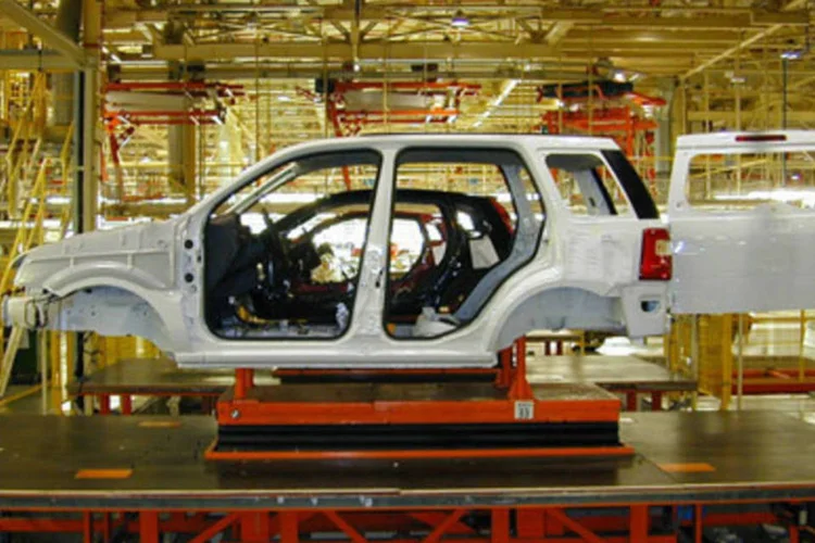 Linha de montagem da Ford na Bahia: minério pode encarecer produção de carros (.)