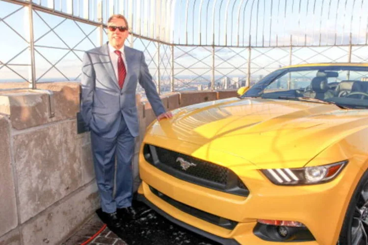 Chefe-executivo da Ford, Bill Ford, ao lado de Mustang no observatório do Empire State Building: turistas poderão admirar o carro apenas por dois dias (FilmMagic/Getty Images)