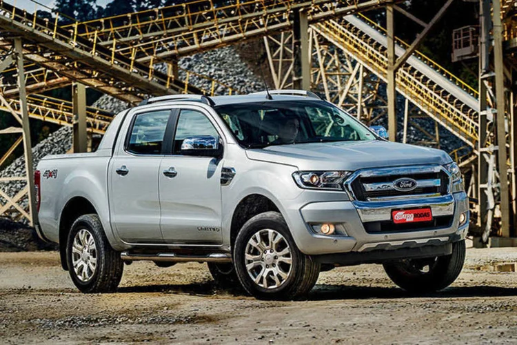 Ford Ranger Limited 2017: faróis afilados têm projetor, mas sem opção de xenônio ou leds (Marco de Bari/ Quatro Rodas)